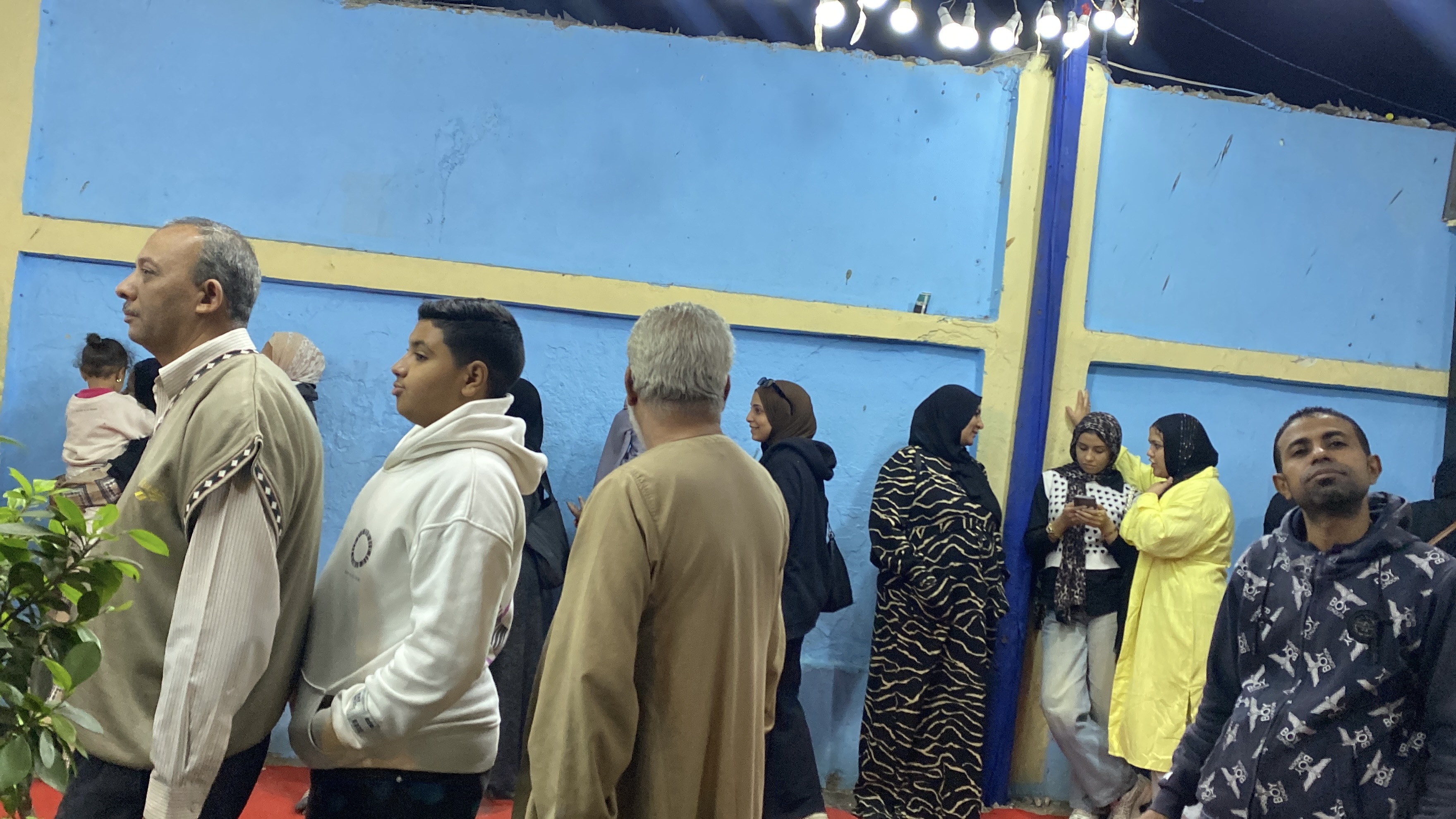 توافد الناخبين بالليل في انتخابات النواب بمصر القديمة والمنيل صور