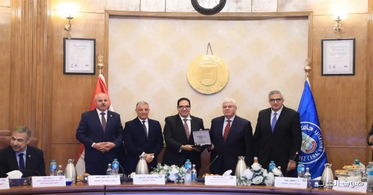 توزيع جوائز لجنة تحكيم مسابقة أفضل جامعة صديقة للبيئة 2 توزيع جوائز لجنة تحكيم مسابقة أفضل جامعة صديقة للبيئة