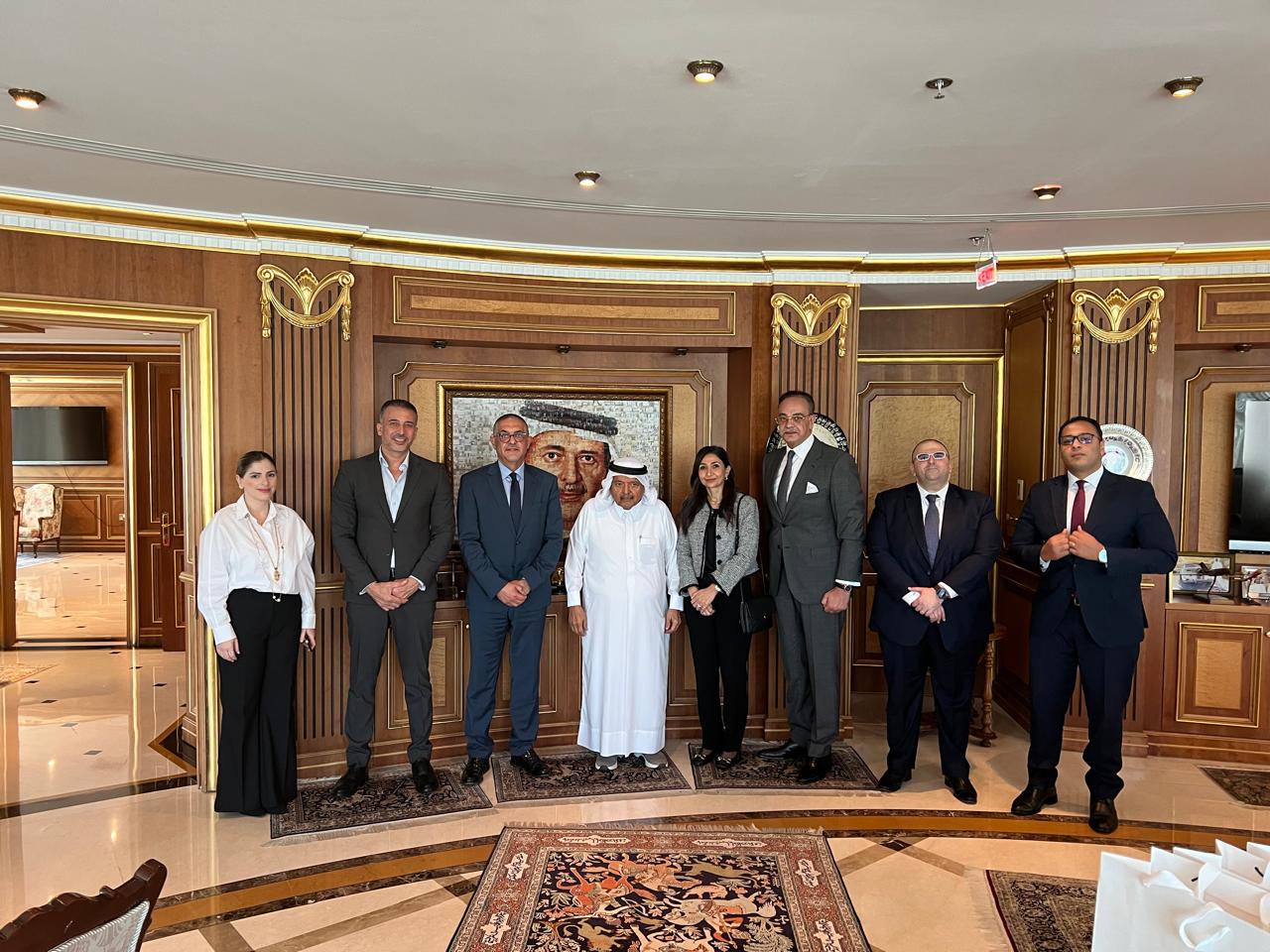 اجتماع مع رجال الأعمال القطريين