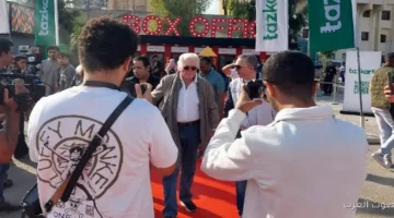 حسين فهمي يزور شباك التذاكر في مهرجان القاهرة السينمائي