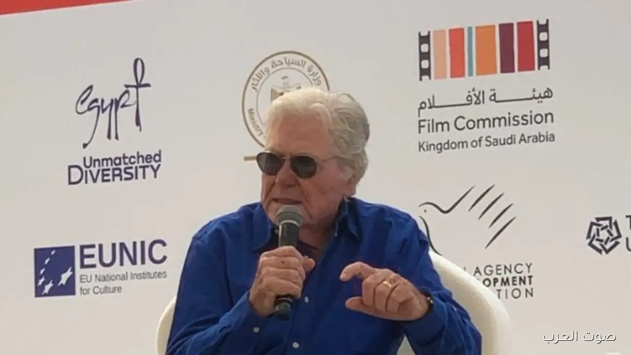 حسين فهمي ينتقد فكرة تلوين الأفلام القديمة سيبوا الكلاسيكيات زي