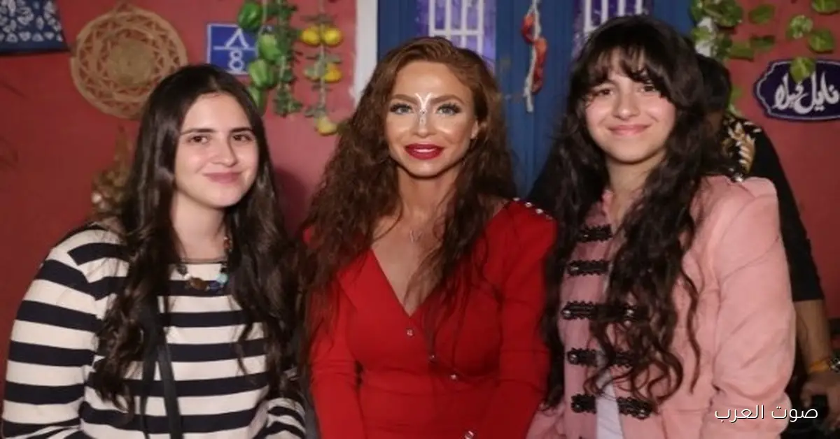 دوللي شاهين لـ صوت العرب: الأمومة أهم حاجة في حياتي.. وأنا صديقة لابنتي