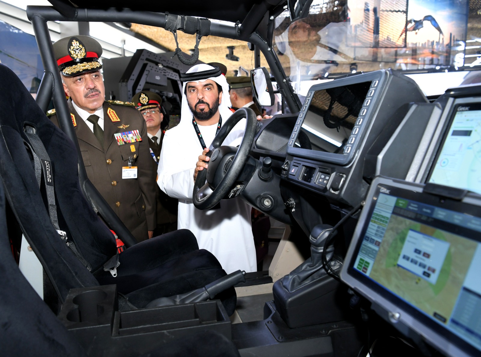 رئيس الأركان يزور معرض دبي للطيران ويتفقد أحدث تكنولوجيا الطيران