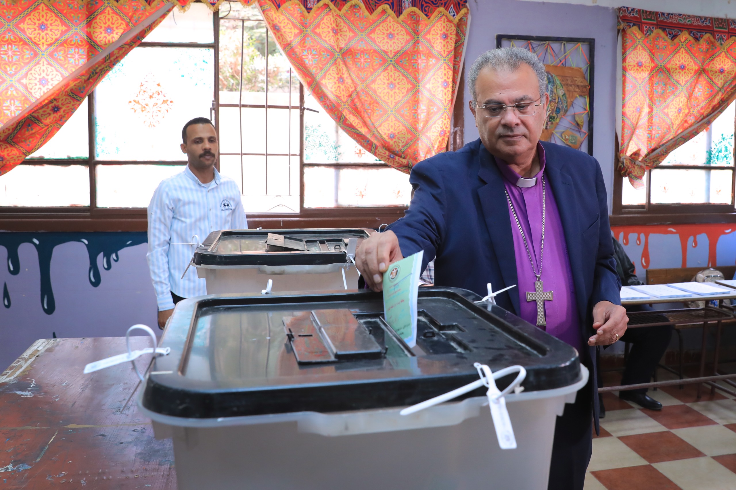 رئيس الطائفة الإنجيلية في مصر يشارك بصوته في انتخابات النواب
