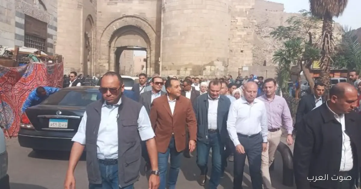 رئيس الوزراء يزور منطقة حارة الروم وباب زويلة ويشوف شغل إعادة الإحياء 2 رئيس الوزراء يزور منطقة حارة الروم وباب زويلة ويشوف شغل إعادة الإحياء