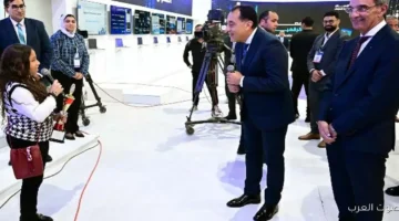 رئيس الوزراء يسمع قصة نجاح طفلة مصرية في مؤتمر القاهرة