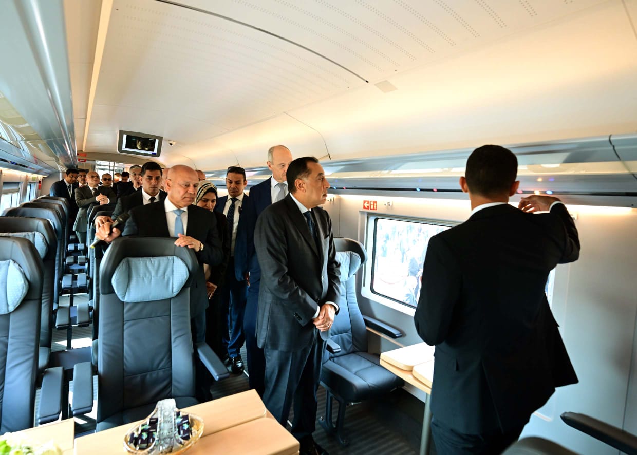 رئيس الوزراء يطلق التشغيل التجريبي للقطار الكهربائي السريع