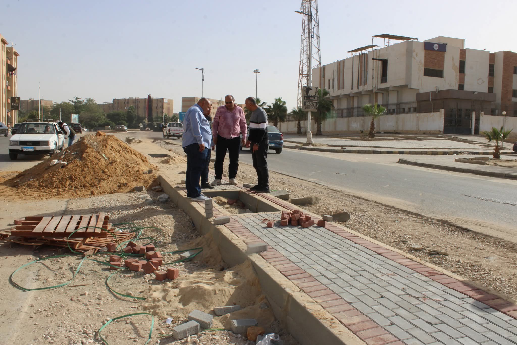 رئيس بدر يتفقد أعمال تطوير طريق السنترال ويشارك صور الجولة
