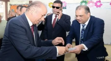 رئيس جامعة المنصورة يدلي بصوته في انتخابات النواب ويدعو الناس