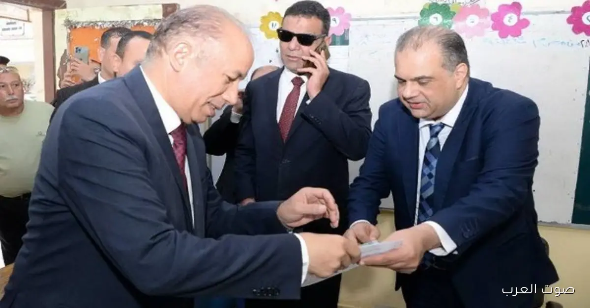 رئيس جامعة المنصورة يدلي بصوته في انتخابات النواب ويدعو الناس يشاركوا بشكل إيجابي