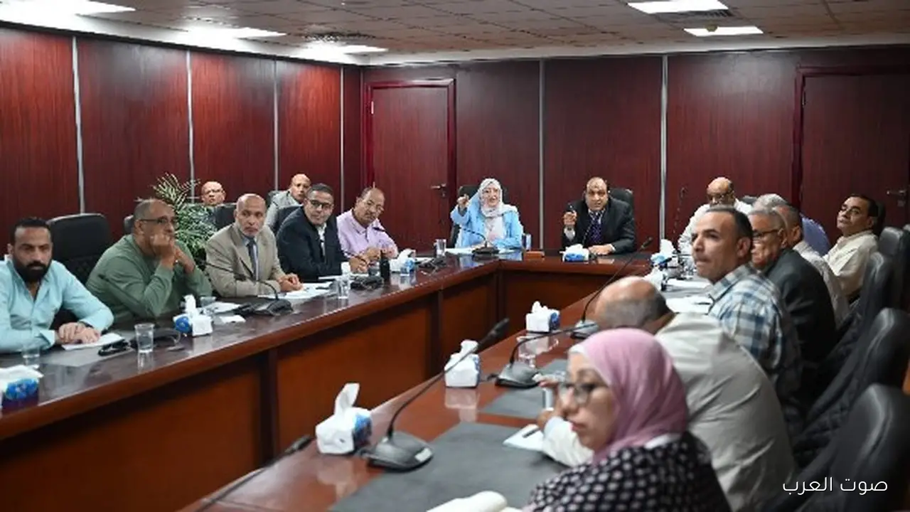 رئيس مياه الشرب في الجيزة يجتمع مع قيادات الشركة والموظفين