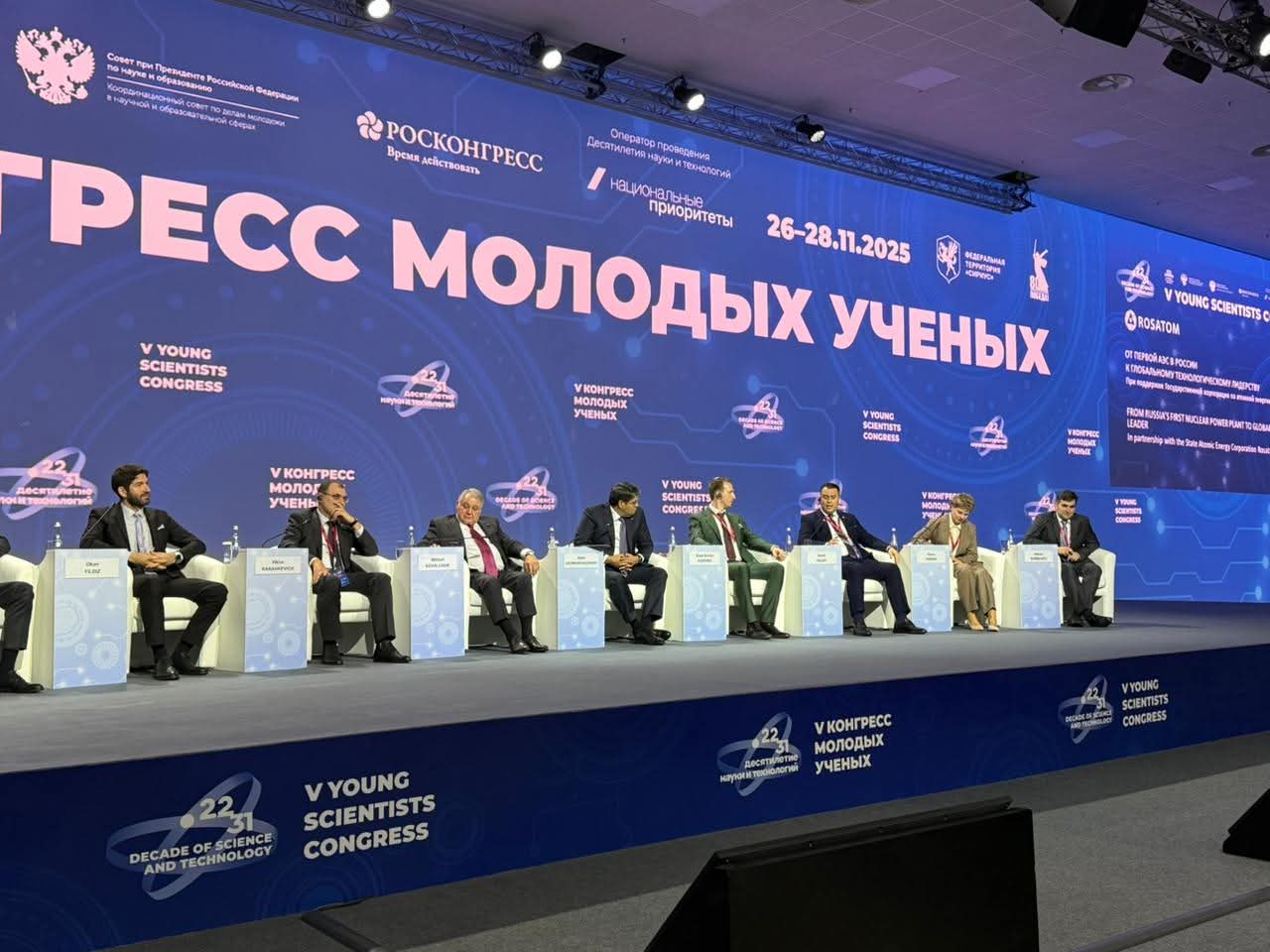 رئيس هيئة المحطات النووية يشارك في مؤتمر للعلماء الشباب في