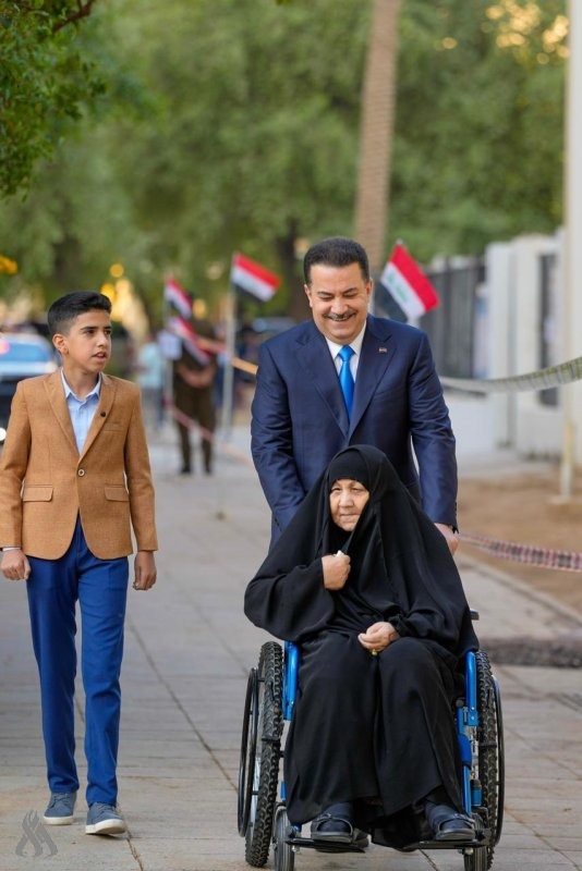 رئيس وزراء العراق يصوت مع والدته في لحظة عاطفية وسياسية