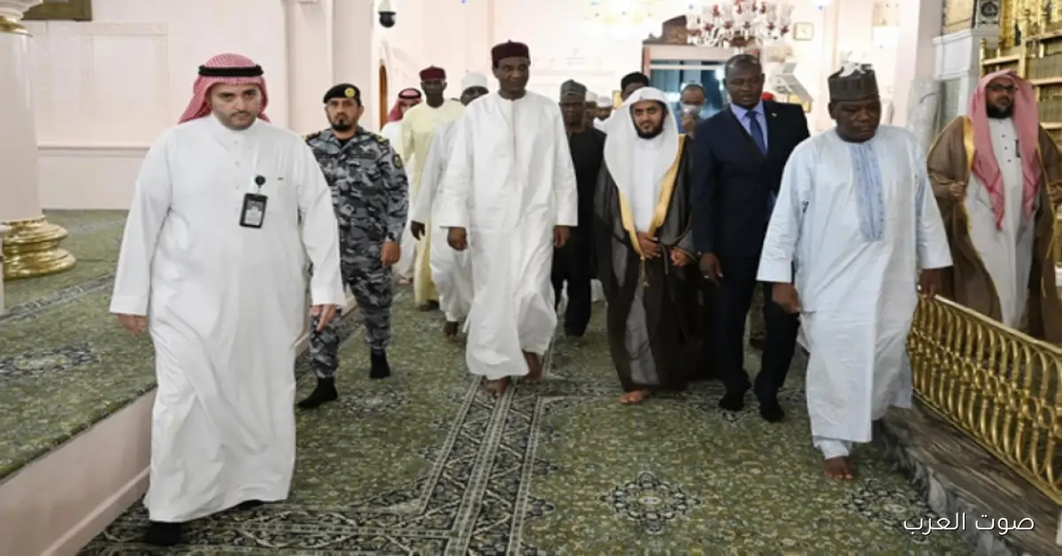 رئيس وزراء النيجر يقوم بزيارة المسجد النبوي ويعبر عن اعتزازه بلقاء الرسول الكريم