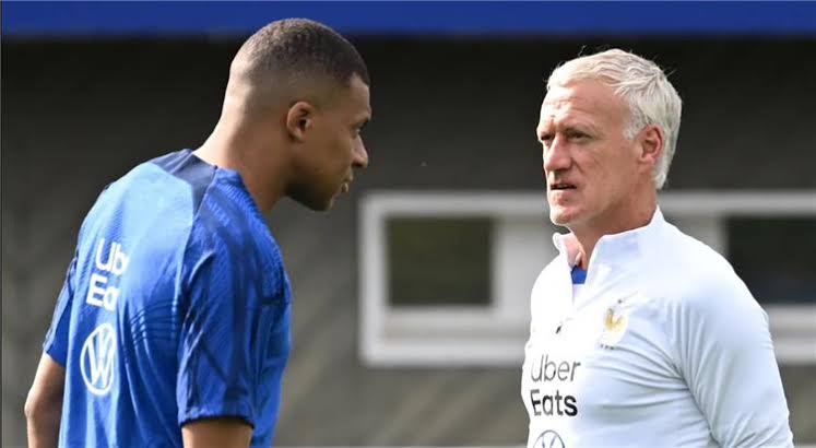 رغم غياب النجوم الكبار.. ديشامب يثني على منتخب فرنسا