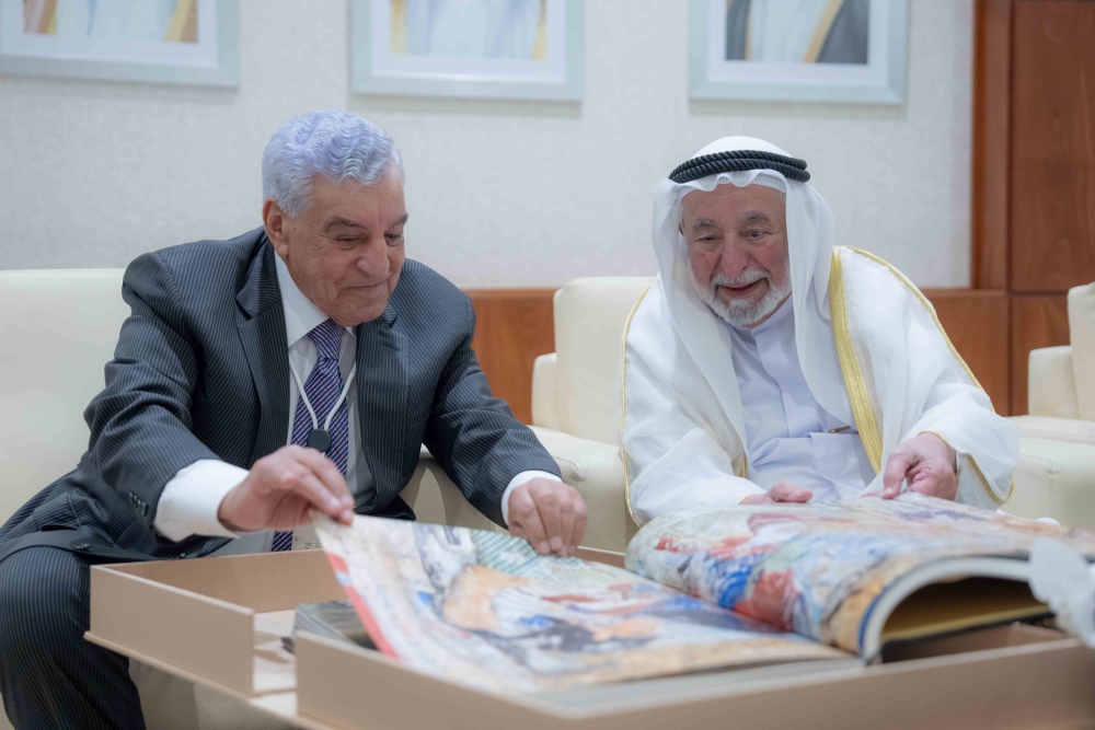 زاهي حواس يقدّم أحسن كتاب عن الآثار المصرية للشيخ سلطان