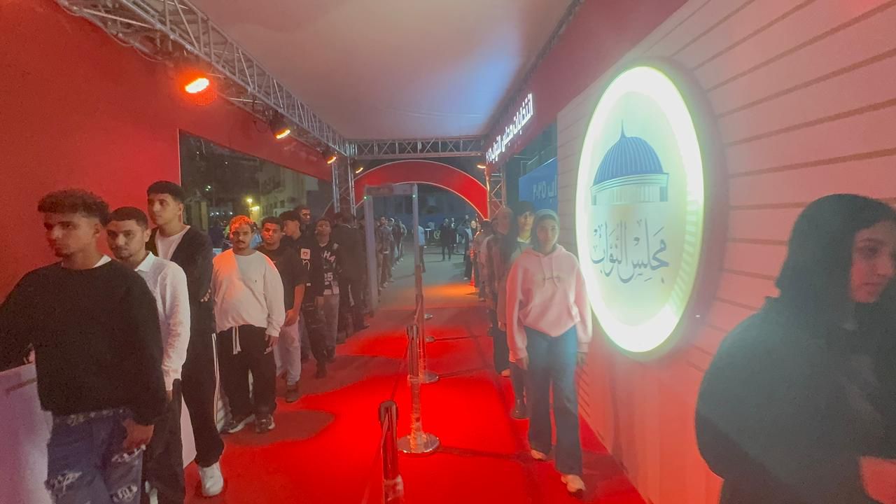 زحمة شباب كبيرة أمام لجان قصر النيل قبل ما يقفلوا