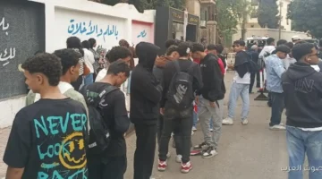 زحمة شباب كبيرة قدام لجنة مدرسة رشيد الابتدائية في مصر