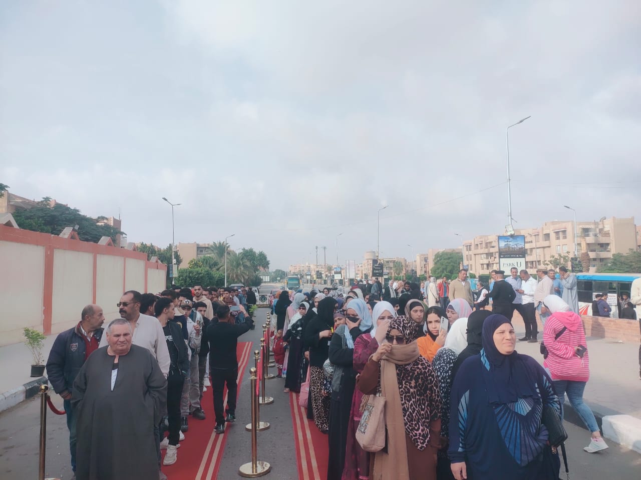 زحمة كبيرة في لجنة مدرسة ياسر جنينة بالشروق والسيدات في