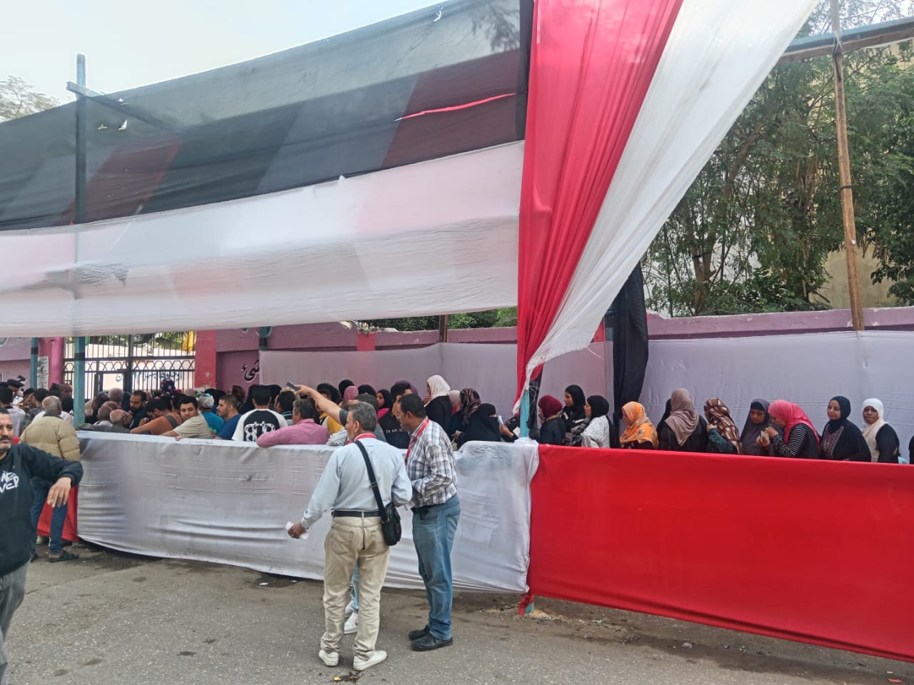 زحمة كبيرة قدام لجنة مدرسة الشهيد حسين جمال في المنيب