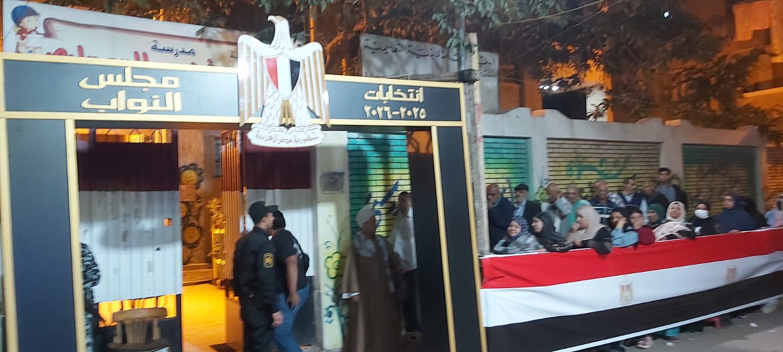 زحمة كبيرة من الشباب قدام لجان قصر النيل قبل ما يقفلوا باب التصويت 3 زحمة كبيرة من الشباب قدام لجان قصر النيل قبل ما