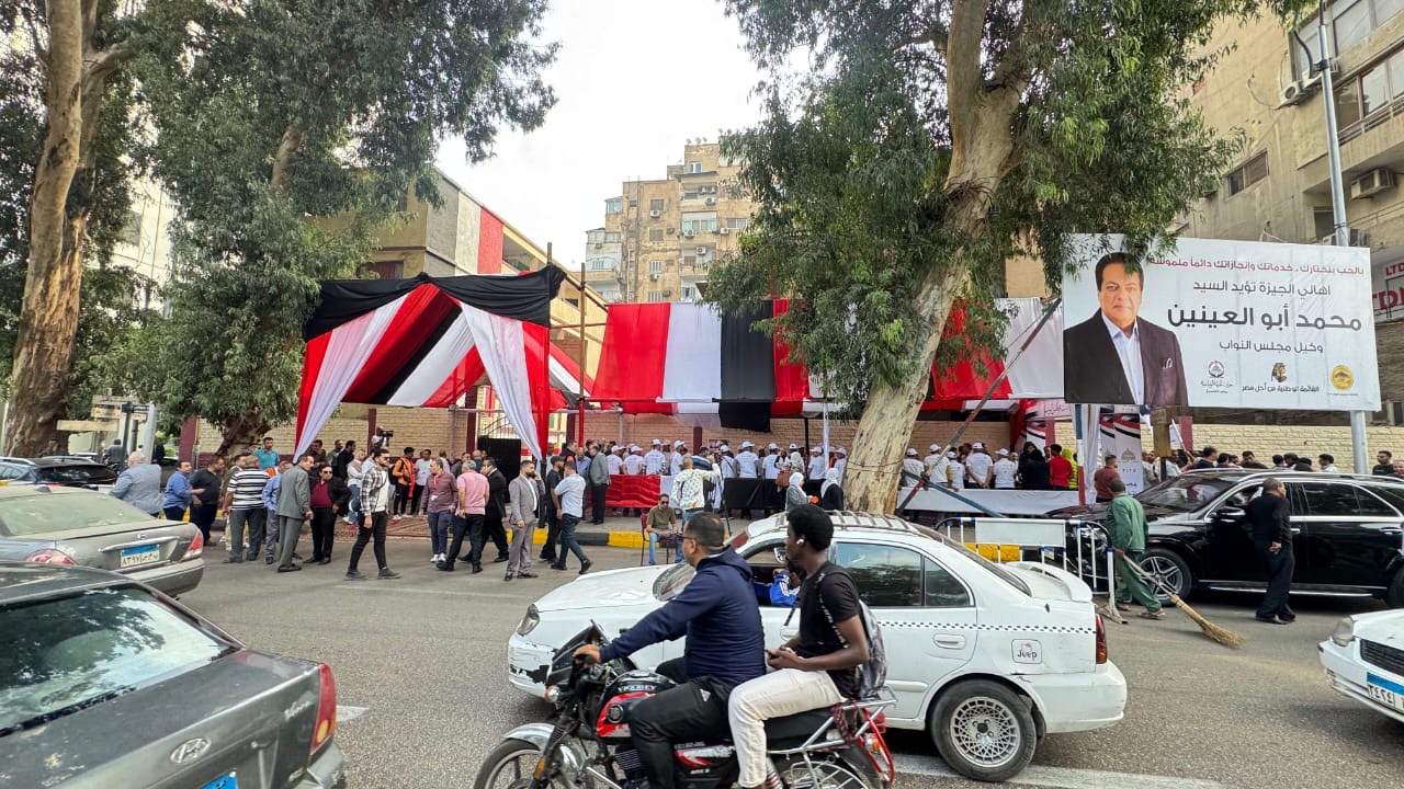 زحمة كبيرة من الناس على لجنة مدرسة الجيزة القومية الابتدائية