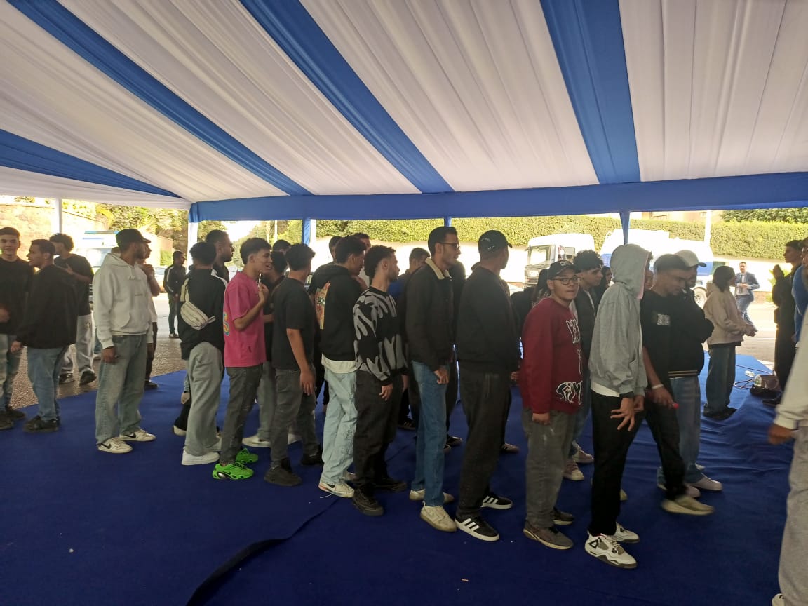 زحمة كبيرة من الناس في لجنة مدرسة مصطفى يسري بمصر