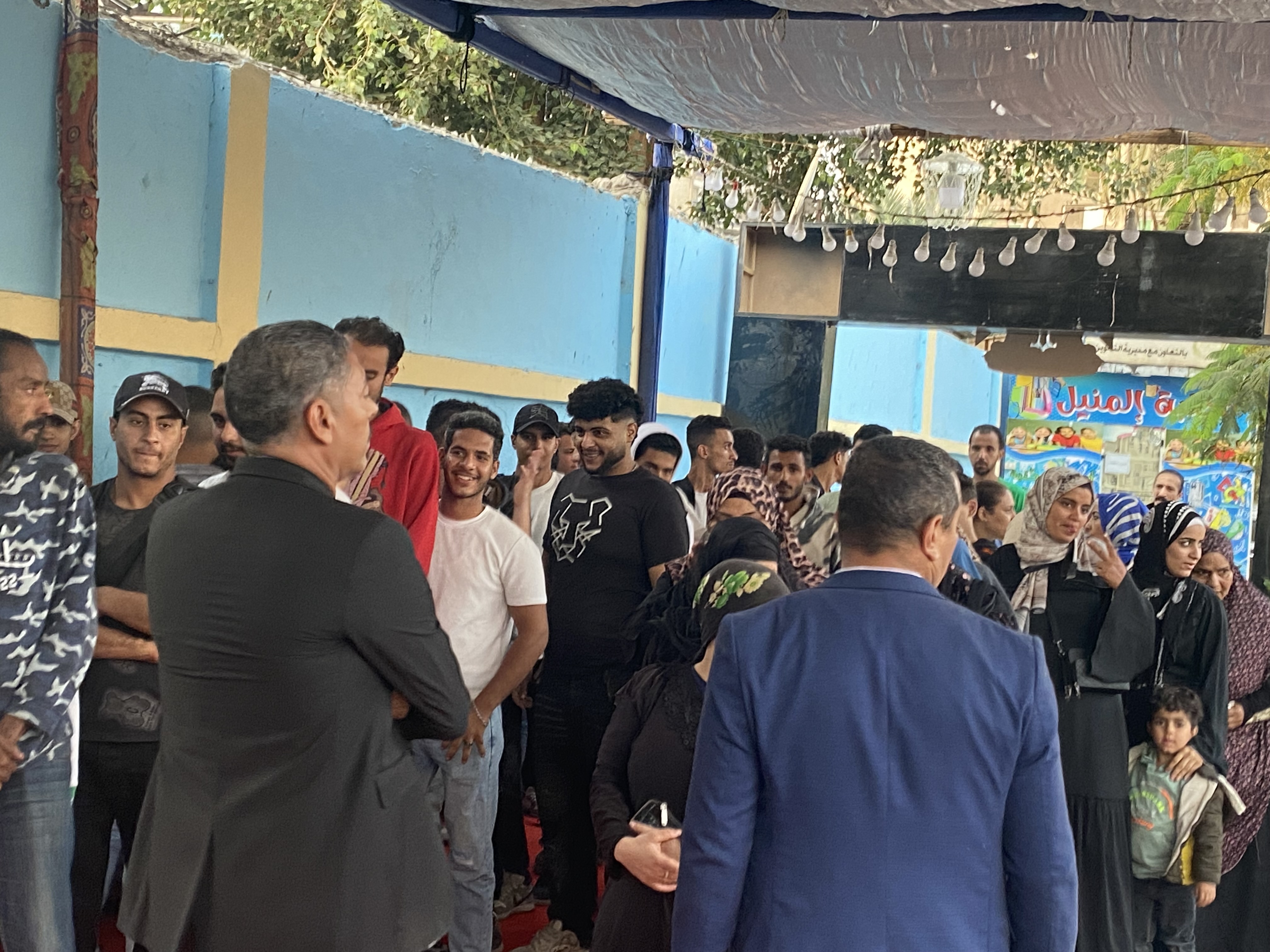 زحمة للناخبين قدام مدرسة الطيار محمد جمال عبد العزيز في المنيل 3 زحمة للناخبين قدام مدرسة الطيار محمد جمال عبد العزيز في