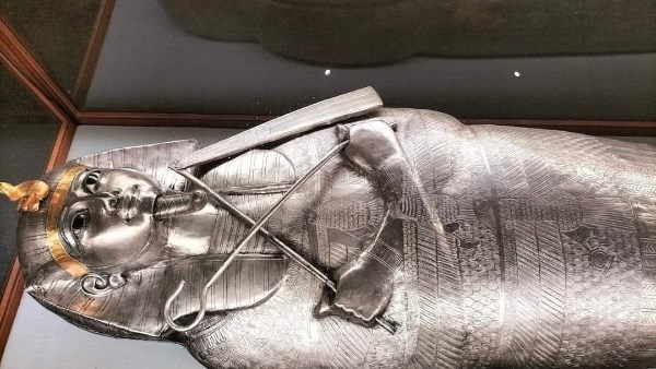 التابوت الفضي للملك بسوسنس الأول يجذب زوار <a href=