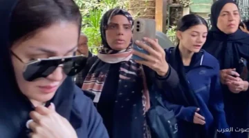 زوجة محمد رمضان وأحمد سلامة أول من حضروا جنازة والده