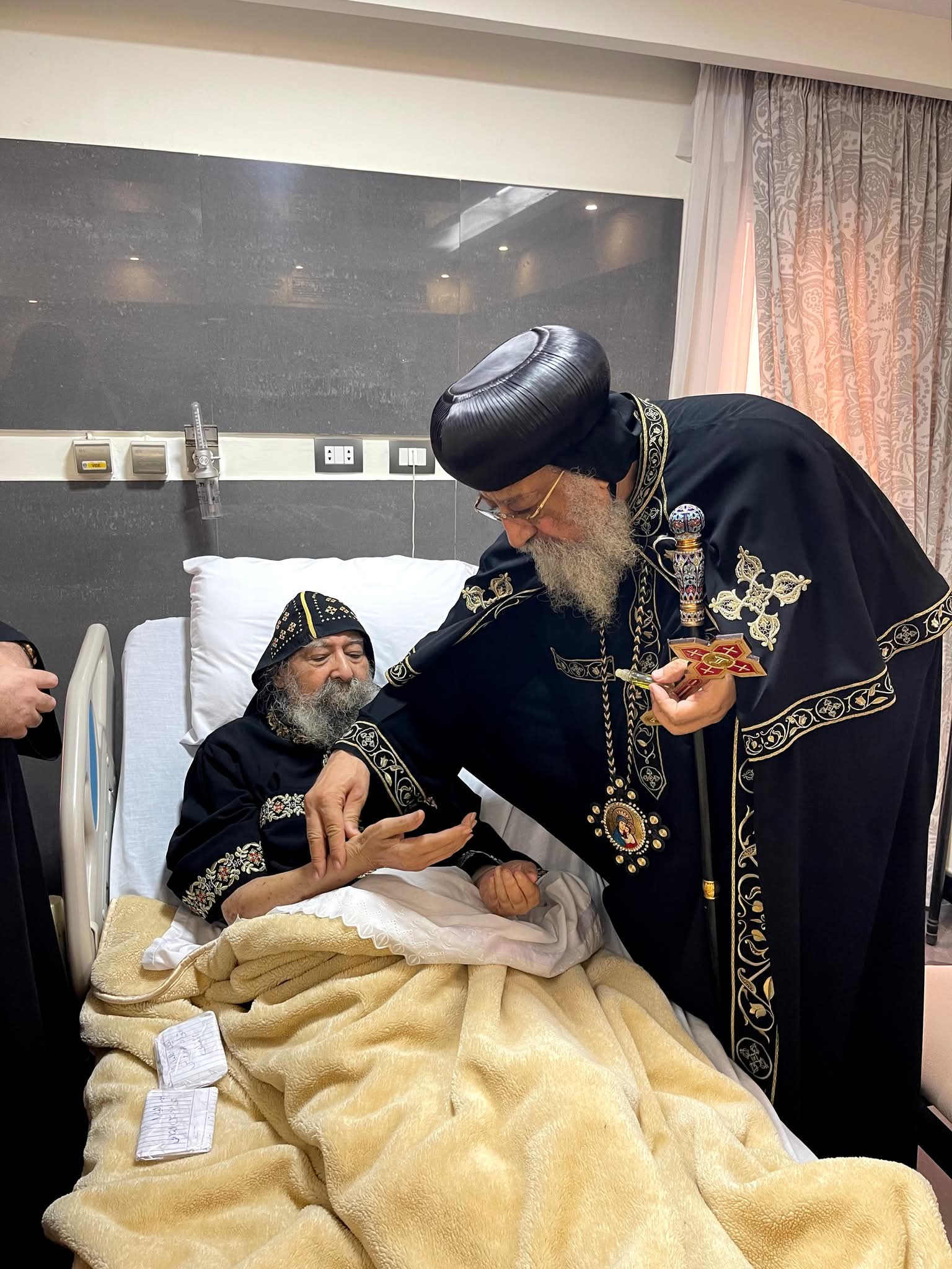 زيارة إنسانية مؤثرة للبابا تواضروس لأسقفين بيتعالجوا في القاهرة 3 البابا تواضروس أثناء الزيارة