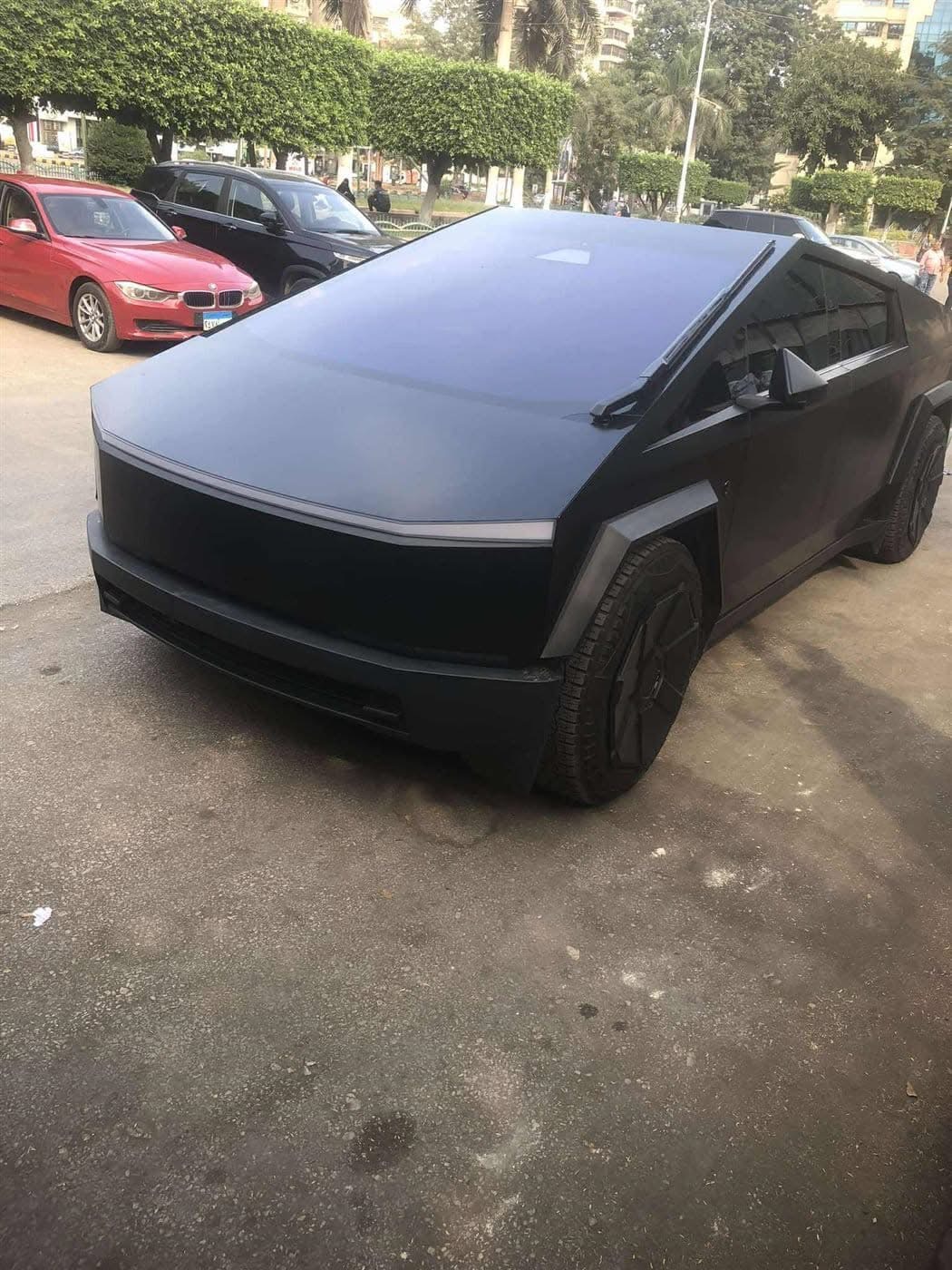 سيارة محمد رمضان تخطف الأنظار في جنازة والده من غير