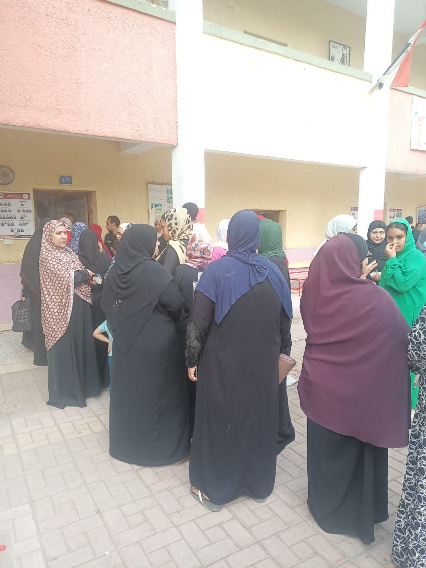 سيدات مصر واقفين في طوابير بلجنة محمد كريم في الجيزة