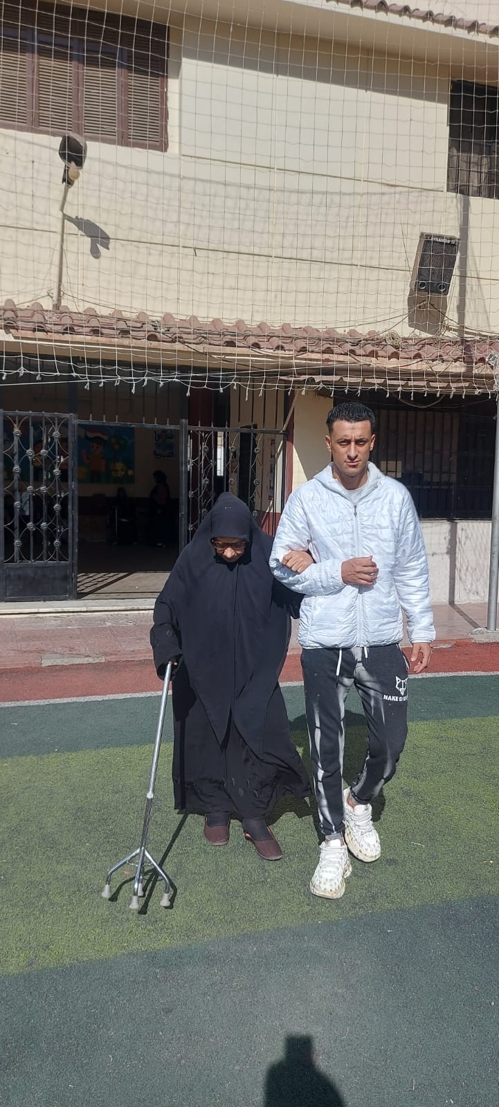 سيدة مسنّة تتحدى الصعوبات وتشارك في الانتخابات بالعكاز