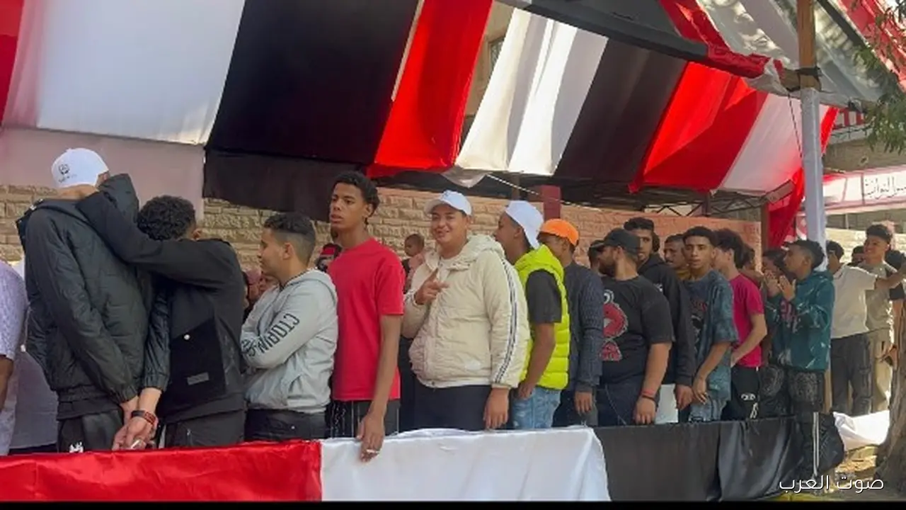 شباب صغار كتير في مدرسة الجيزة القومية صور