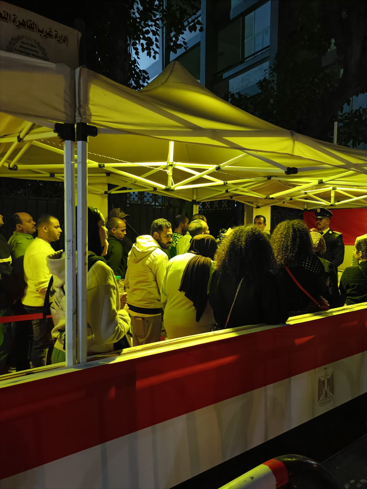 شباب مصر في الطوابير أمام لجان وسط البلد على أنغام