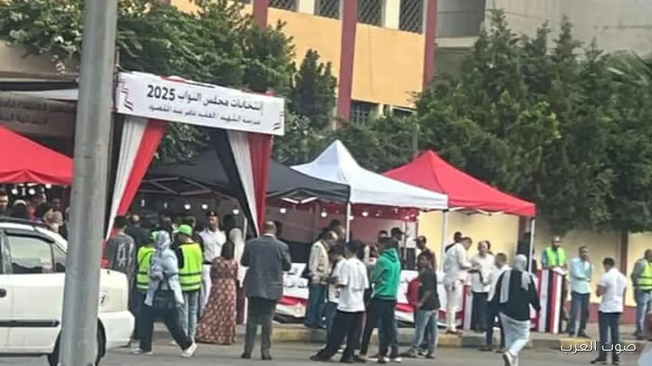 شباب وبنات الناس مقبلين على مدرسة الشهيد عامر عبد المقصود