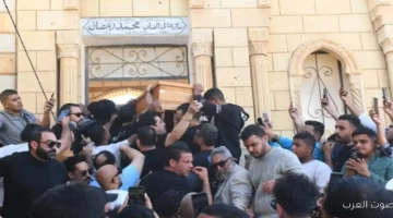 شقيقة محمد رمضان منهارة بعد دفن والدها والعزاء يوم الأحد