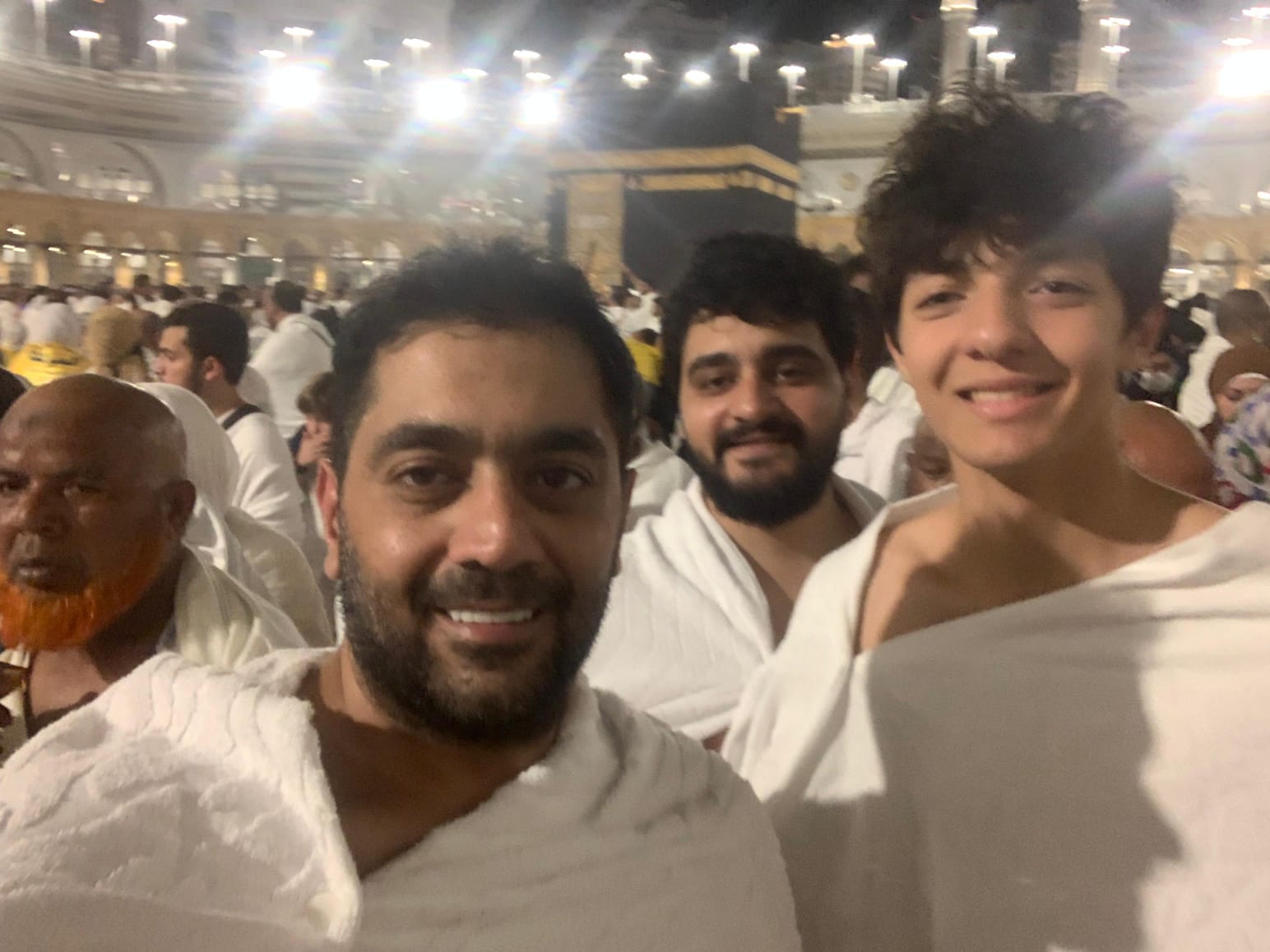 شوف أحمد فلوكس مع ابنه في المسجد الحرام بآخر ظهور