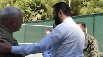 شوف الرئيس السوري بيلعب كرة السلة مع قائد القوات الدولية