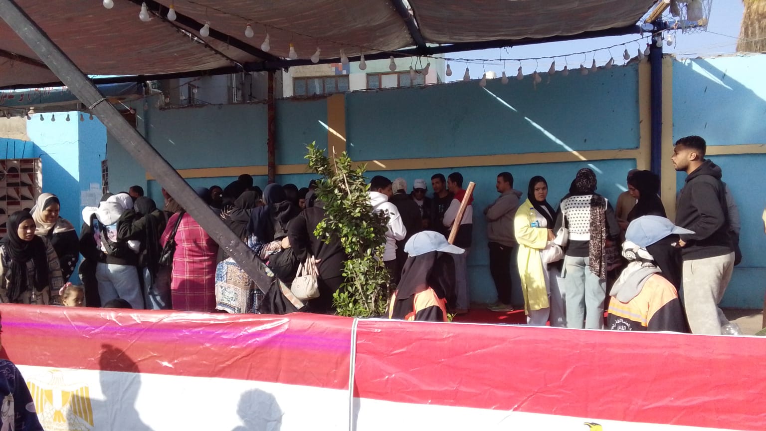 شوفوا الناس متجمعين بكثرة في لجان مدرسة الطيار محمد جمال