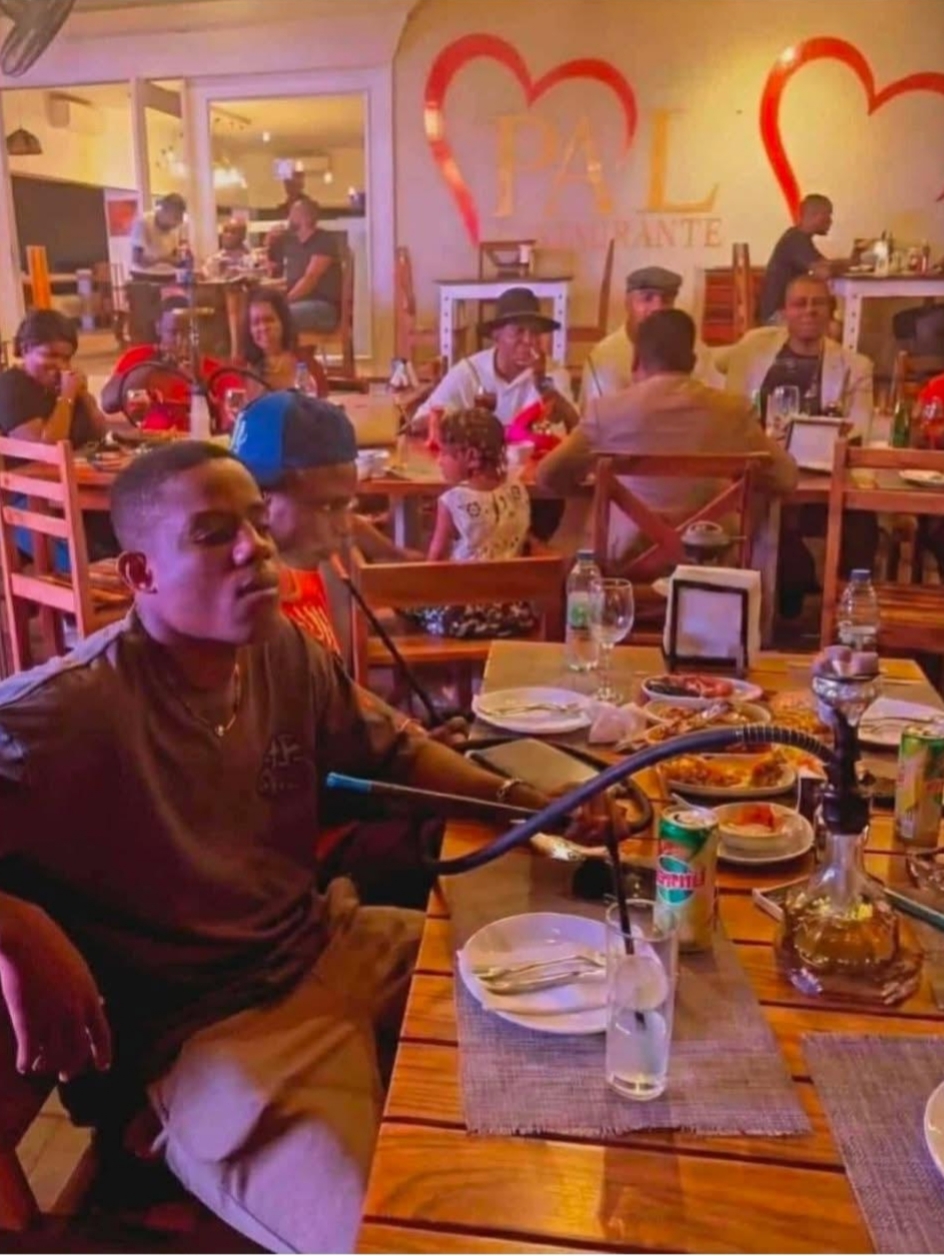 شيكو بانزا يشعل السوشيال ميديا وهو بيشرب شيشة 2 شيكو بانزا يشعل السوشيال ميديا وهو بيشرب شيشة