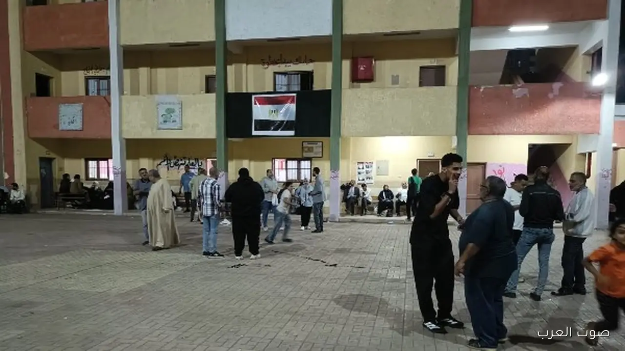 طوابير أمام اللجان الشباب متفاعل بشكل كبير في الدقائق الأخيرة