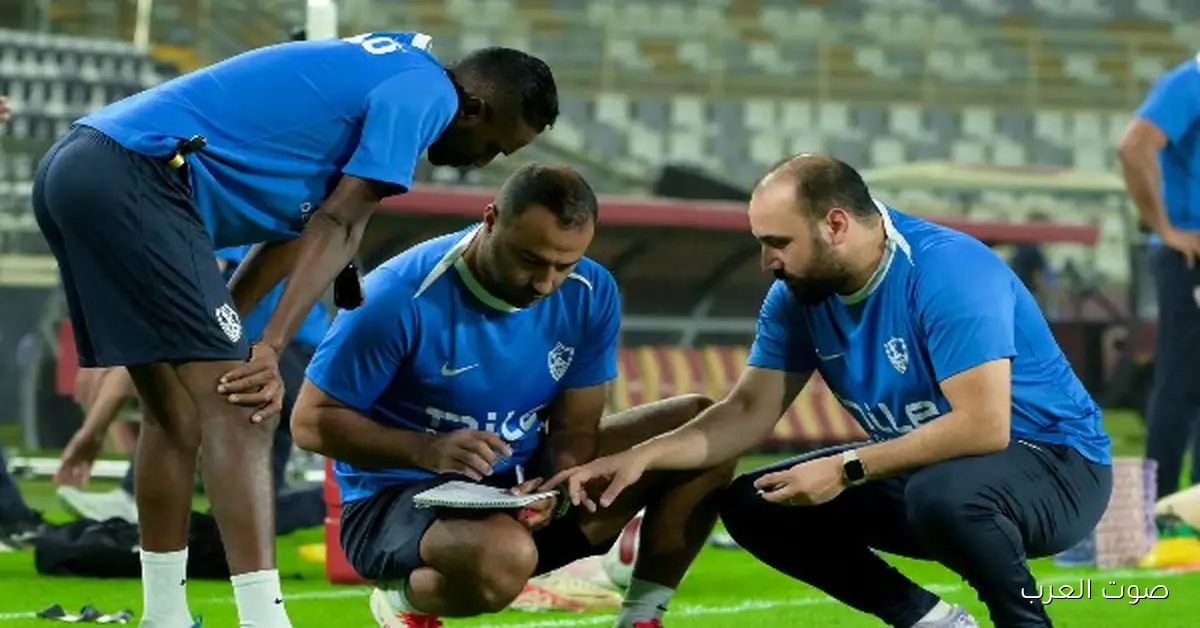 عبد الرؤوف بيحضر لاعبي الزمالك لمواجهة كايزر تشيفز بمحاضرة فنية