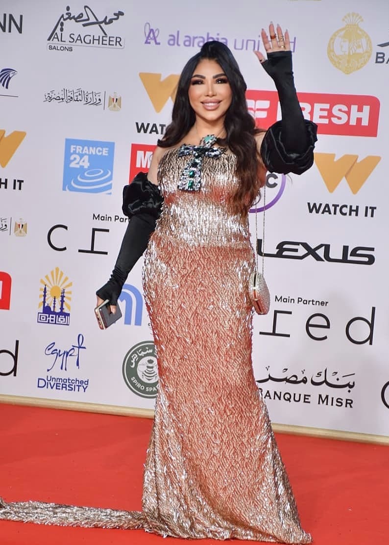 غادة إبراهيم تتألق بفستان ذهبي جميل مزين بمفتاح الحياة في