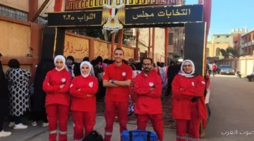 فرق الهلال الأحمر بتوزع في لجان الانتخابات بالقاهرة عشان تدعم
