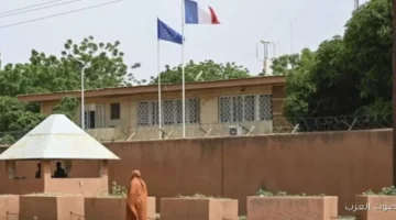فرنسا تقلل عدد موظفيها في السفارات والقنصليات بمالي