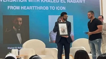 فنان شاب يهدي خالد النبوي لوحة من مسلسل رسالة الإمام