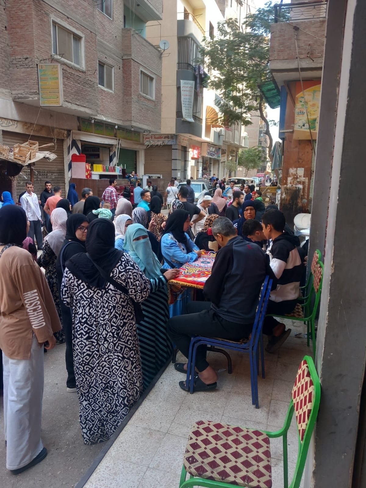 في الساعات الأخيرة الناس لسه متوجهين بكثافة للجان الاقتراع في