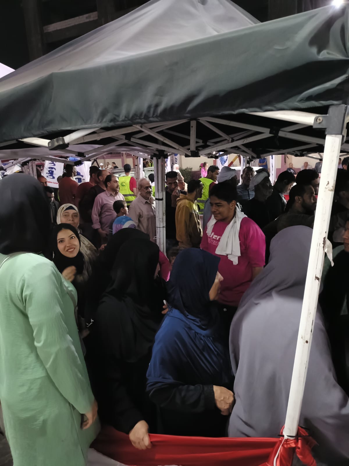 قبل غلق اللجان بدقايق المواطنين بيتوافدوا على اللجان الانتخابية في